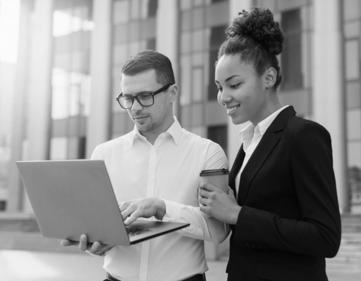 Espacio de trabajo organizado con herramientas financieras